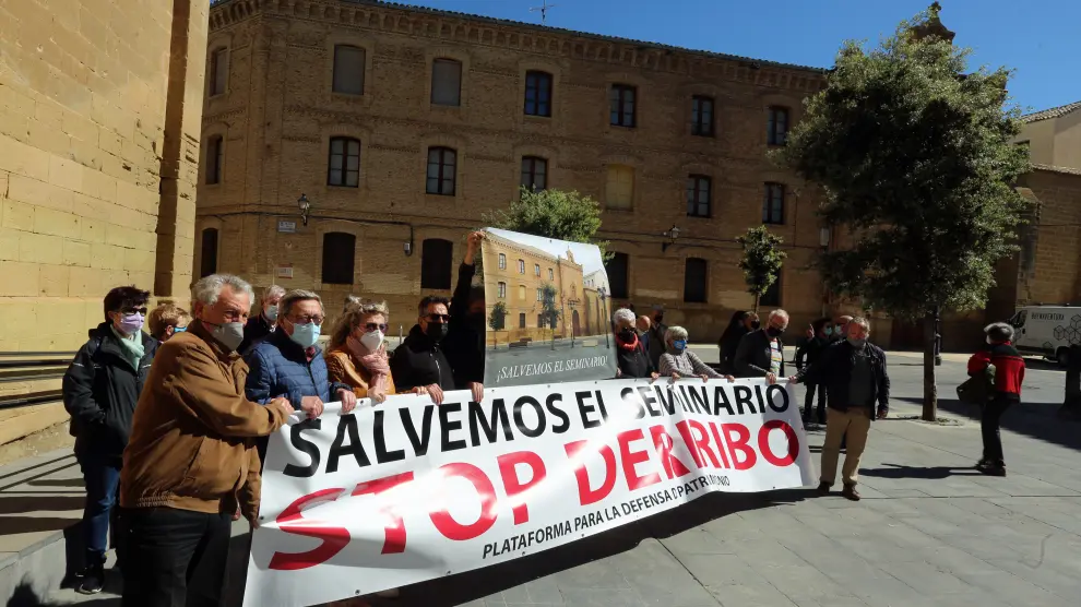 Protesta en la plaza Universidad contra los derribos en el Seminario.