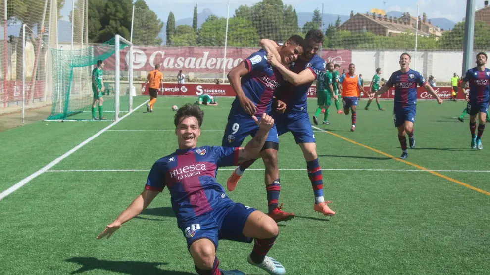 Alegría del Huesca B al cumplir su sueño de ascender a la Segunda División RFEF