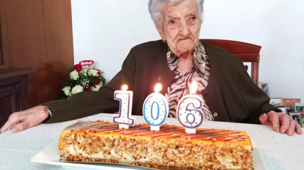 María celebró su 106 cumpleaños rodeada de su familia con quien compartió una tarta.