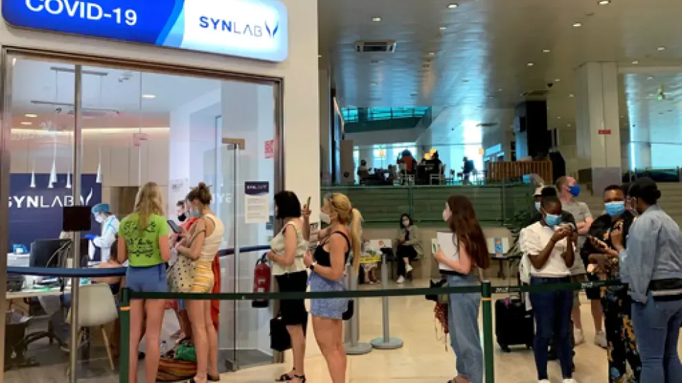 Colas de viajeros ayer en el aeropuerto de Lisboa tras retirar Londres al país de su “lista verde” de destinos seguros.