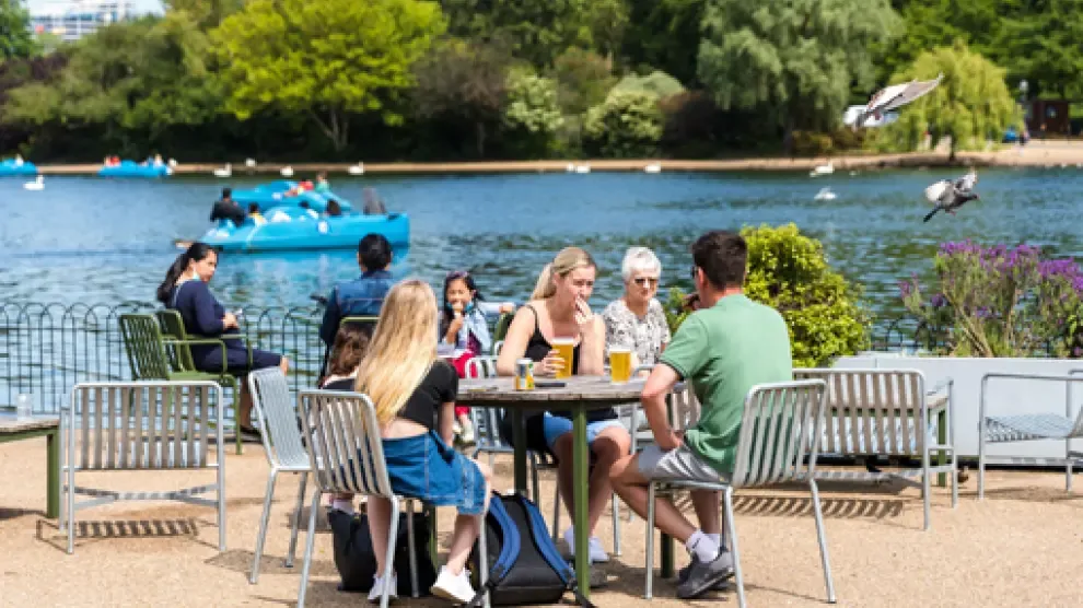 El buen tiempo ha llenado de visitantes esta semana Hyde Park en la capital británica.