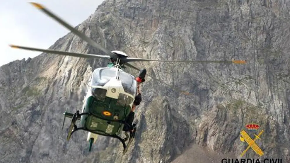 El helicóptero de la Guardia Civil de Huesca en una intervención en montaña.