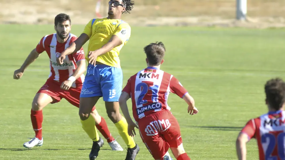 Almudévar y Atlético Monzón ofrecieron un partidazo a los aficionados en La Corona.