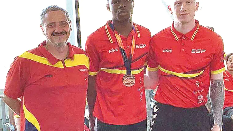 Casimiro Martínez, Winsdom Ikhiuwu con su medalla y Diego Sancho.