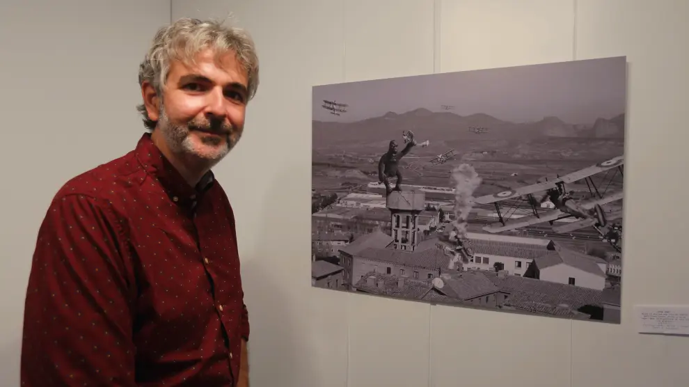 Iván Rodríguez ante la obra que sitúa a King Kong sobre el viejo depósito de agua de Huesca.