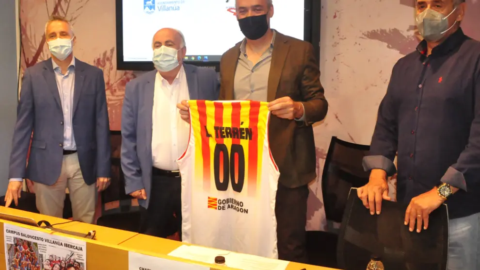 Entrega de una camiseta de la selección aragonesa de baloncesto al alcalde de Villanúa