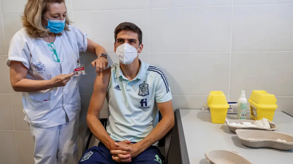 El delantero de la selección Gerard Moreno recibe la vacuna contra el Covid 19