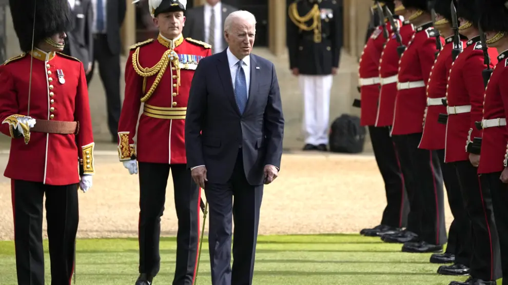 Biden, inspeccionando a la guardia de honor, durante su visita al castillo de Windsor