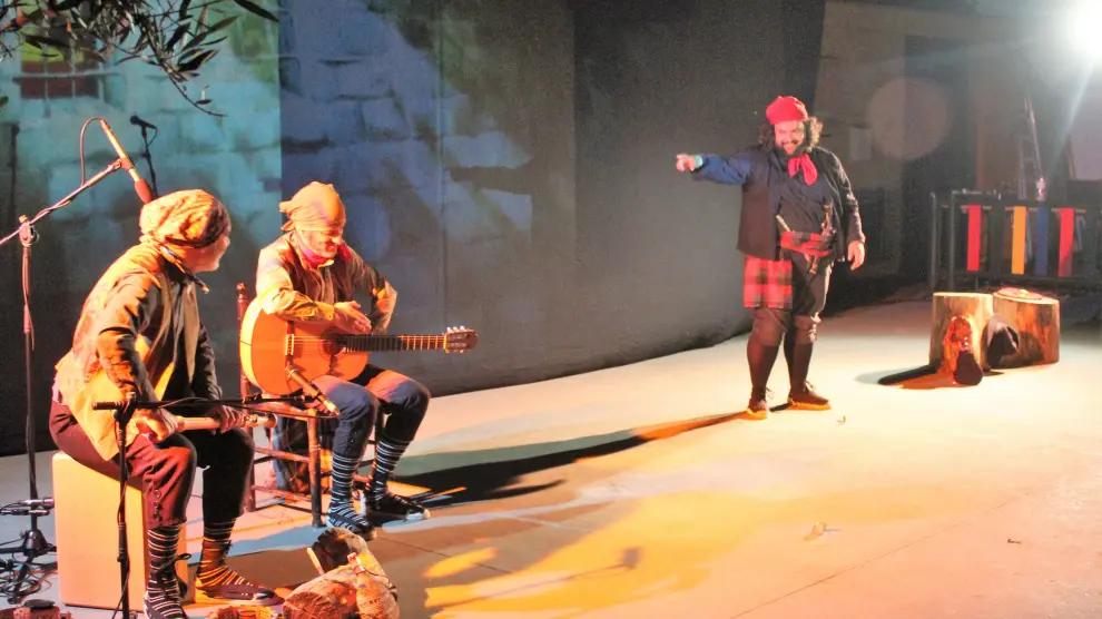 Éxito de Teatro de Robres y su obra “Cucaracha” en la inauguración del Ciclo Artístico Comarcal Inspira Monegros.
