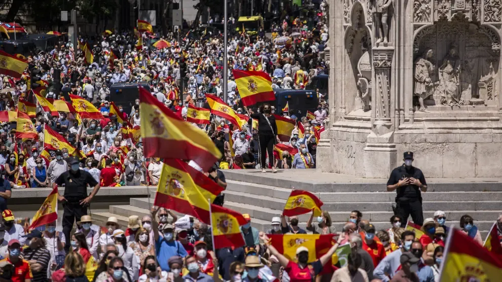 Miles de personas se manifiestan en Madrid contra los indultos del "Procés"