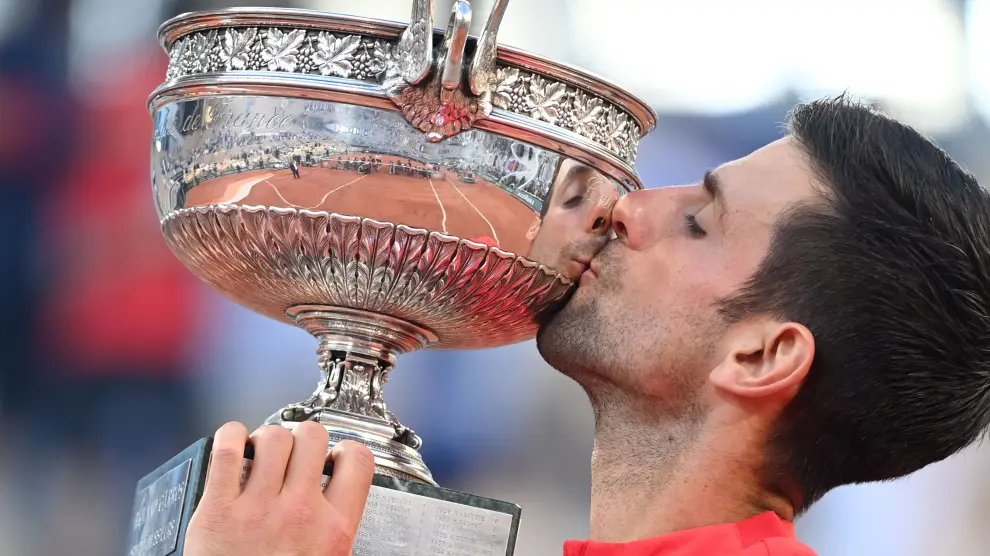 Novak Djokovic besa la Copa de los Mosqueteros, la segunda que consigue.