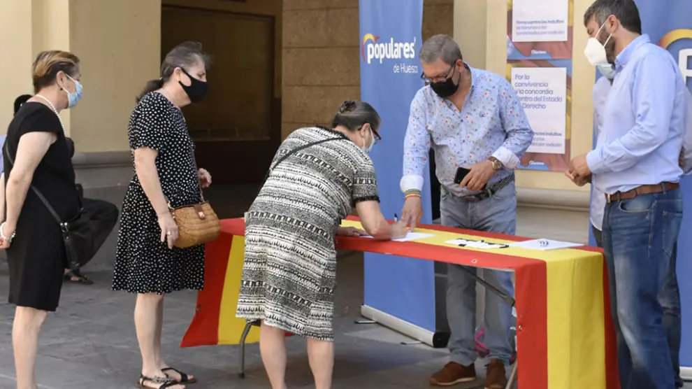 Recogida de firmas contra los indultos a los líderes del ‘procés’ en los Porches de Galicia de Huesca