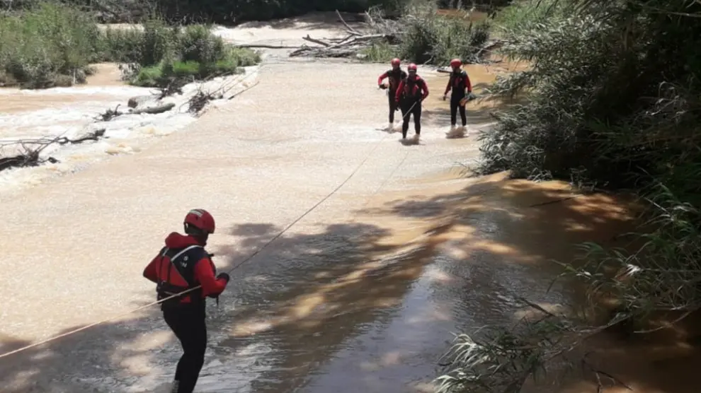 Los bomberos de la DPZ buscan por el río a la mujer desaparecida en Calatorao