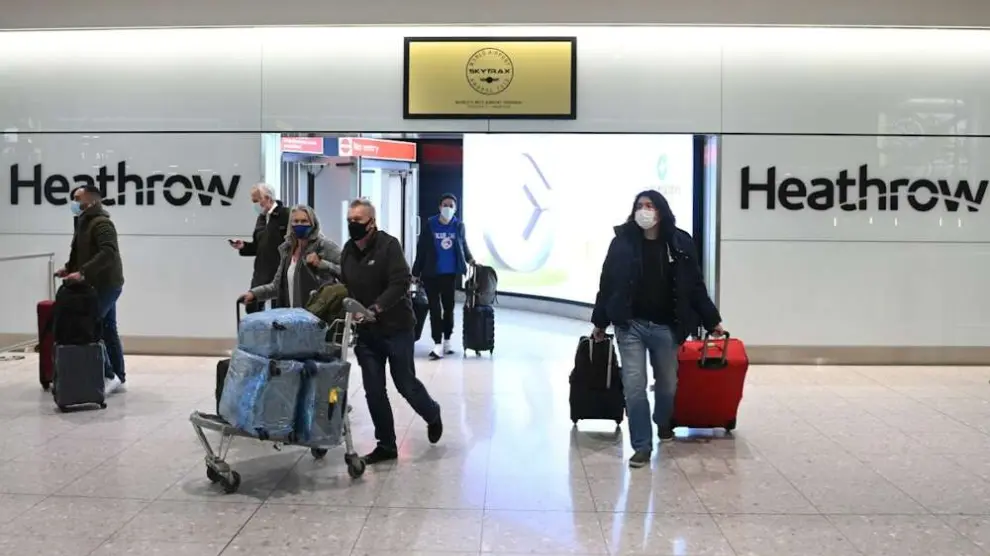 Un grupo de turistas sale del aeropuerto de Heathrow en el Reino Unido