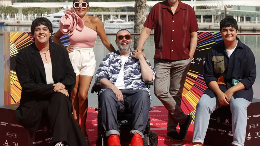 Bob Pop rodeado de los protagonistas de la serie, en la presentación en el Festival de Málaga.