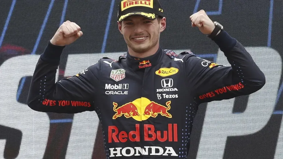 El piloto de Red Bull celebra la victoria en el circuito Paul Ricard de Francia.