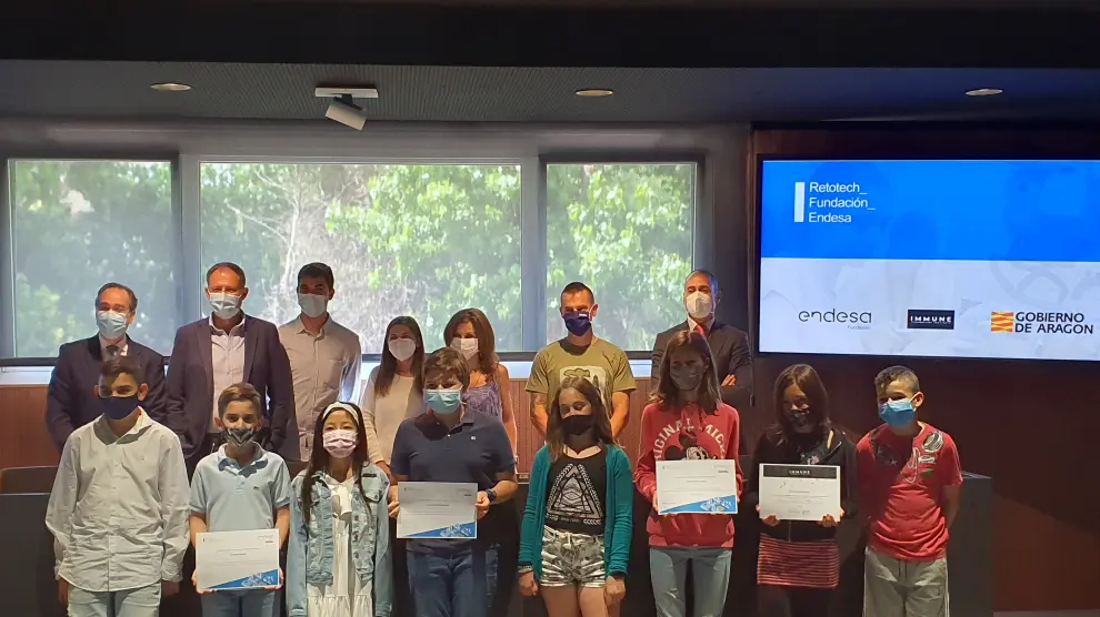 Alumnos del CEIP Vírgen de los Ríos muestran el premio “Fundación Endesa” de la VI Edición de Retotech.