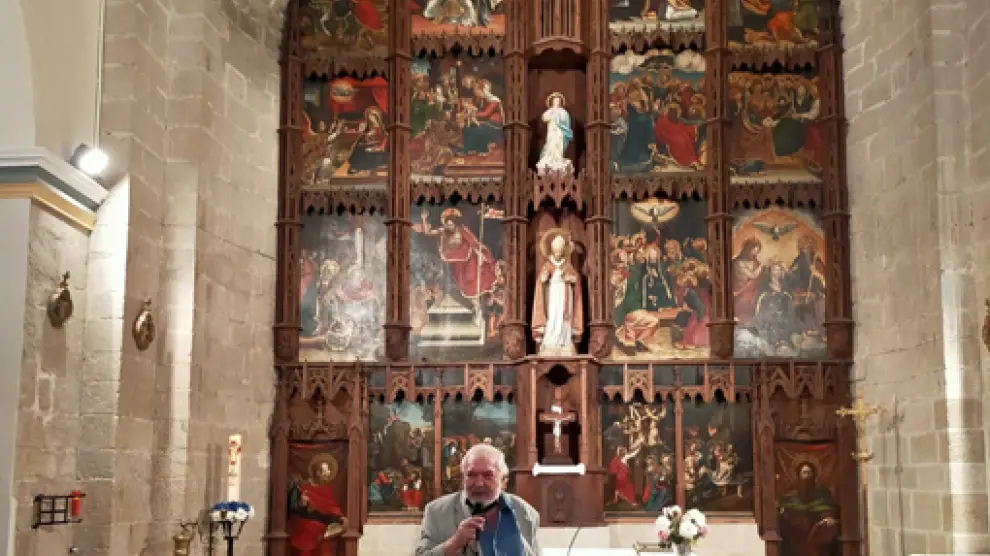Martí Fornés ante el retablo de la parroquia de Capella.