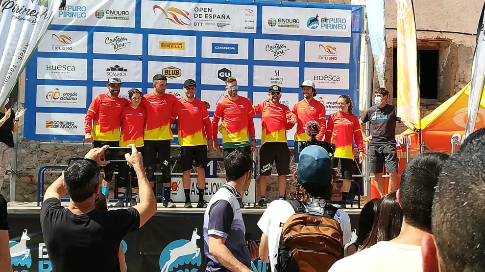 Los primeros líderes del Open de España de Enduro, en el podio de Castejón