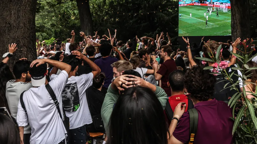 Aficionados alemanes viendo ayer al aire libre el partido de la Europa de su país contra Reino Unido.