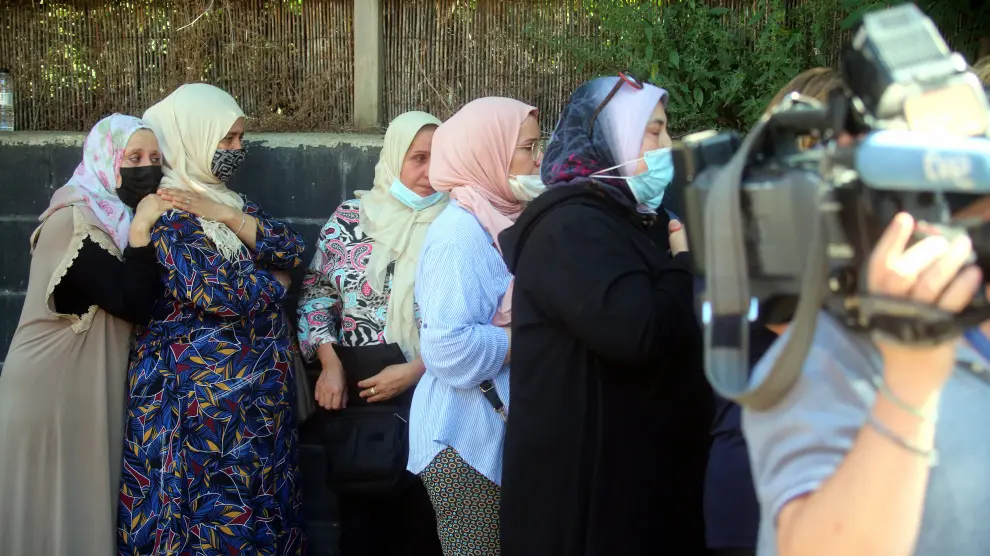 Un grupo de mujeres marroquíes ayer junto al domicilio de la mujer asesinada.
 
 foto pablo segura 30 6 - 21