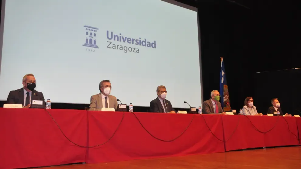 Peiró, Cruz, Mayoral, Ramón, Polo y Lagüéns, en el Palacio de Congresos, durante la conferencia inaugural de los cursos.