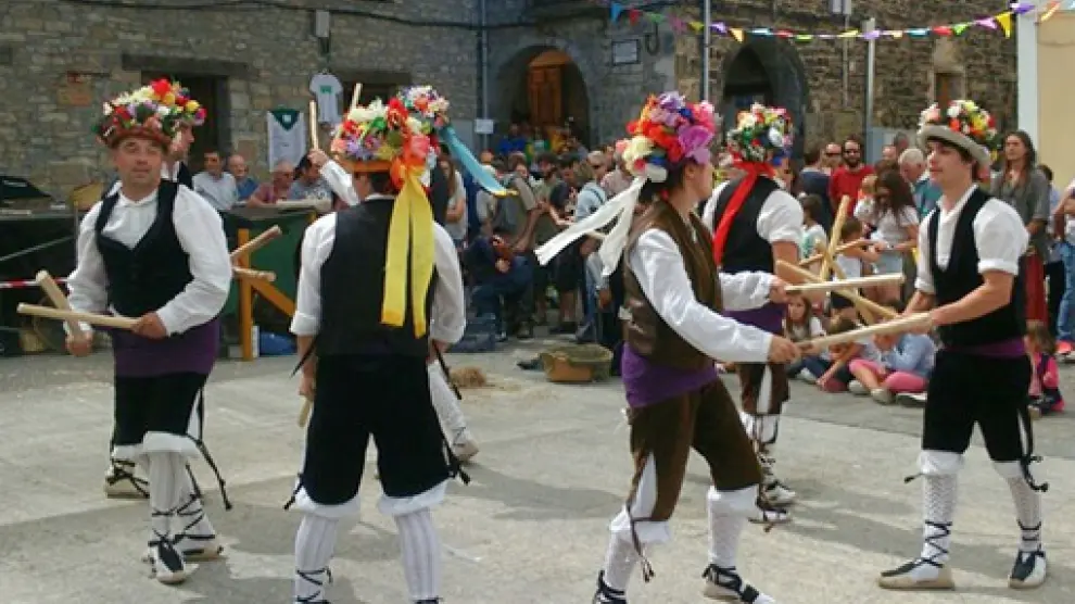 Actuación del grupo de paloteau de la pedanía chesa de Embún, durante una anterior edición del PIR.