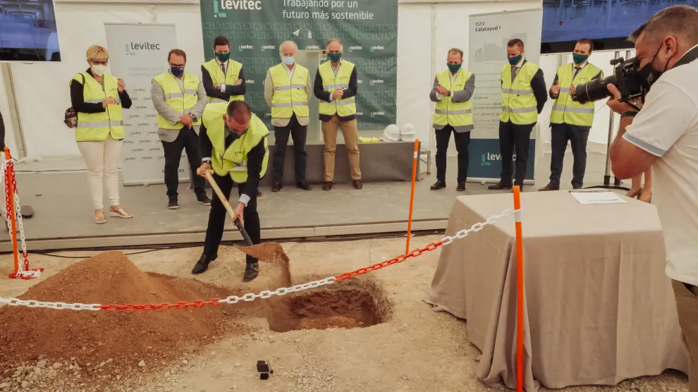 El presidente de Levitec Huesca da una palada en la puesta de la primera piedra de la instalación.