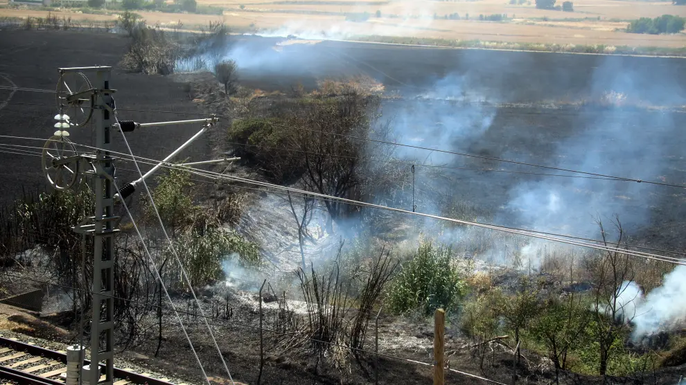 Incendio en una zona próxima a la carretera de Sangarrén.