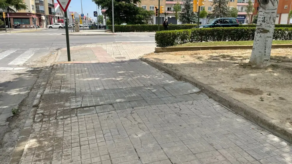 Las aceras desgastadas por el paso del tiempo de la calle Ingeniero Pano esquina con Martínez de Velasco.