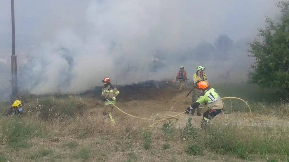 Efectivos del Speis trabajan en el control y extinción de un incendio en Barbastro el pasado junio.