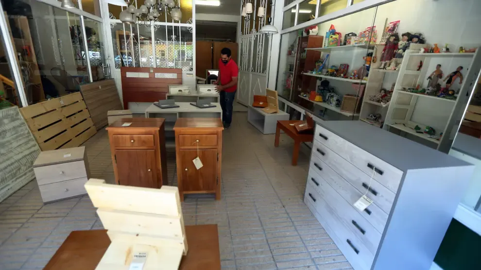 La exposición “Restaura con Corazón” en la tienda Trobada Muebles en la calle Ramón y Cajal