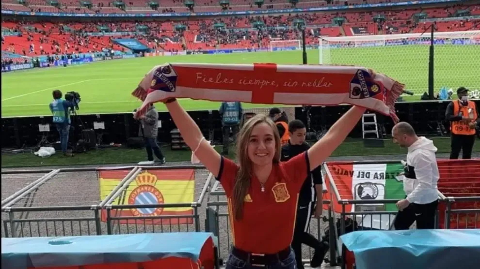 Carlota, en Wembley con la bufanda del Huesca.