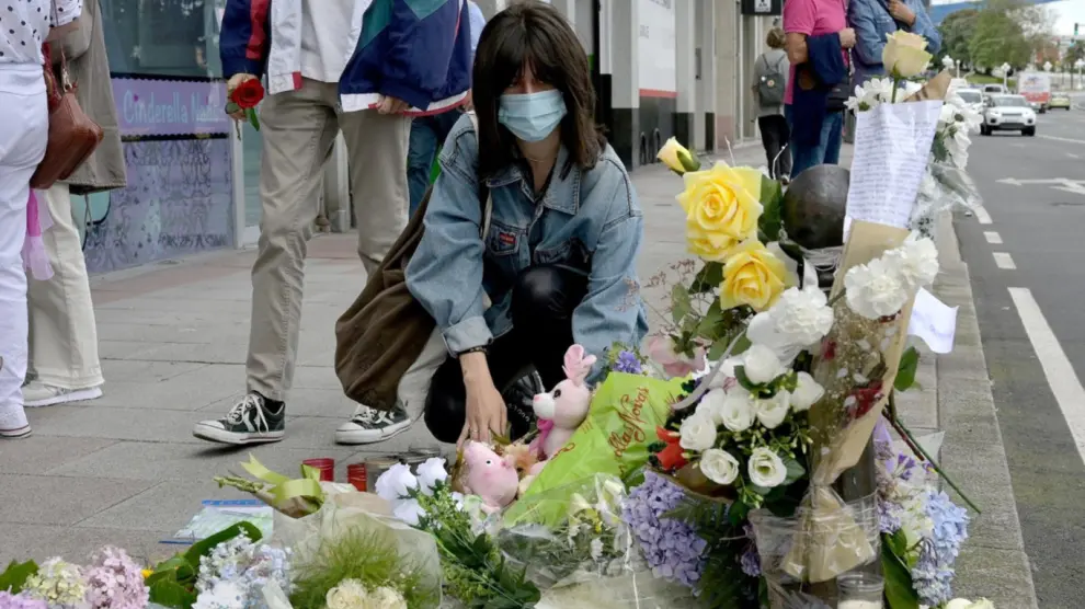 Una mujer deposita flores en el lugar donde asesinaron a Samuel
