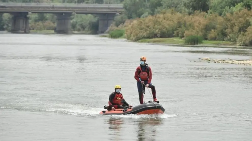Bomberos de Zaragoza durante el dispositivo de búsqueda de Karim en el Ebro