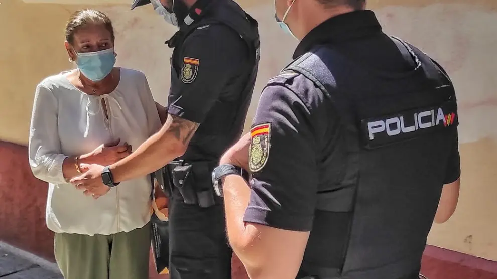 La Policía Nacional salva a una mujer de Zaragoza de un incendio.