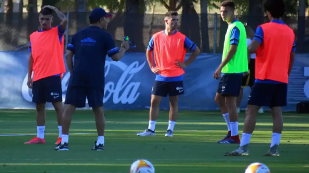 Nacho Ambriz da instrucciones a sus jugadores durante el entrenamiento matinal de este viernes.