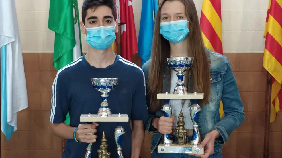 Pedro Ginés y María Eizaguerri, con su trofeo de subcampeones.