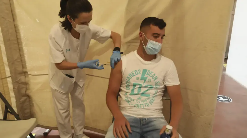 Borja García ha sido el primero en vacunarse.
