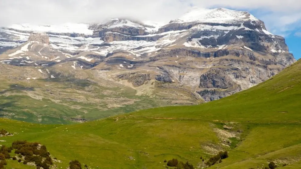 Vista de la cara sur del macizo de Monte Perdido, el macizo calcáreo más alto del mundo con sus 3.355 metros