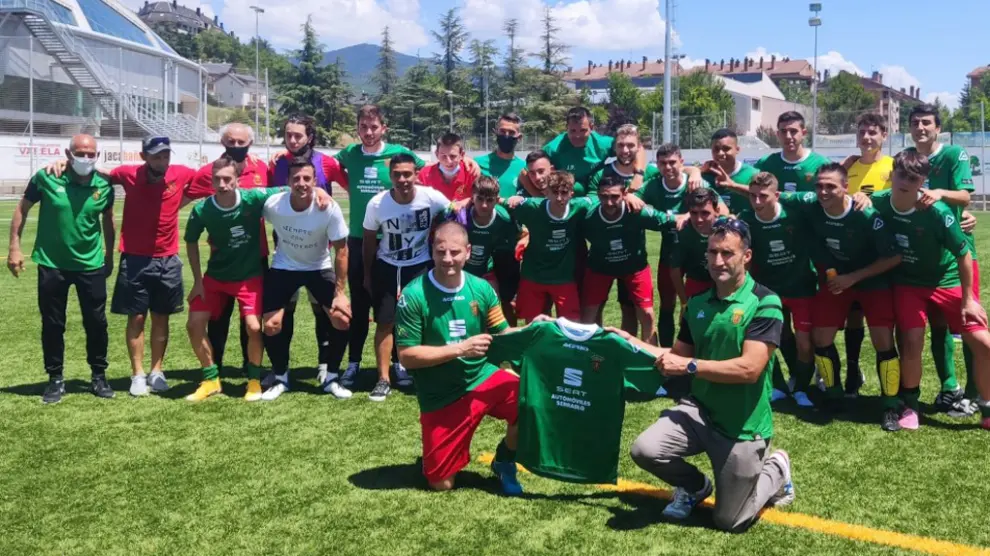 Alegría del Jacetano tras conseguir el ascenso a Primera Regional Preferente