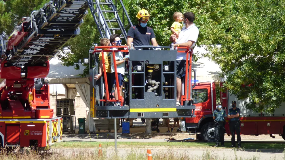 Los niños, en las demostraciones del cuerpo de bomberos