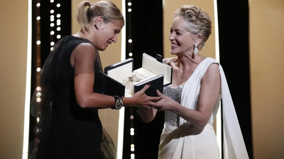 Julia Ducournau recibió la Palma de Oro de manos de Sharon Stone.