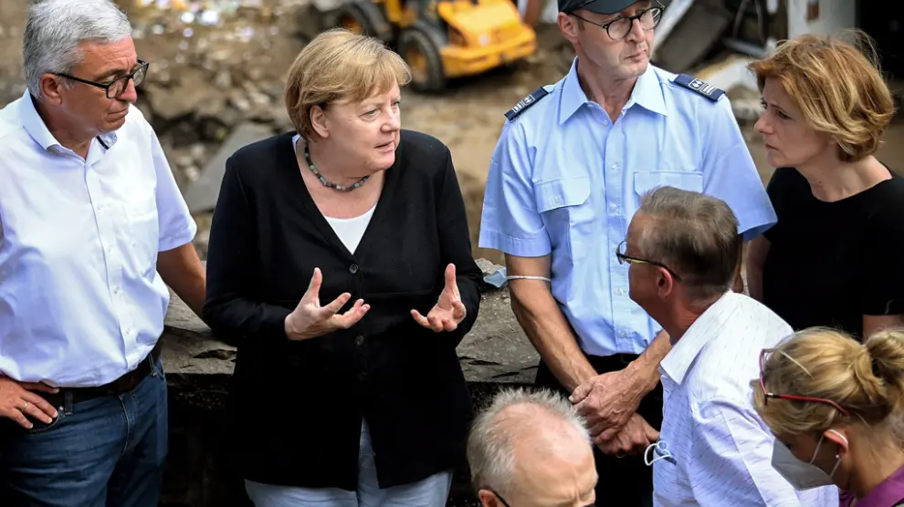 Angela Merkel (centro) visitó varios puntos críticos de la catástrofe vivida en Alemania.