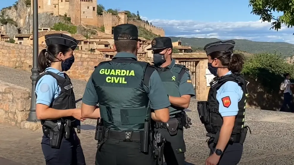 Gendarmes y guardias civiles patrullan en Alquézar.