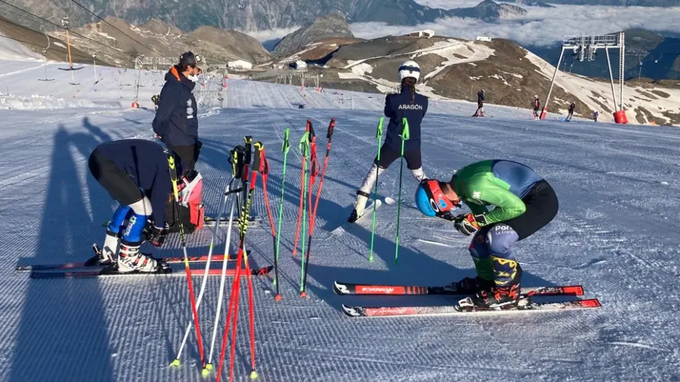 Los deportistas del CETDI Alpino, en la estación de esquí francesa de Les Deux Alpes.