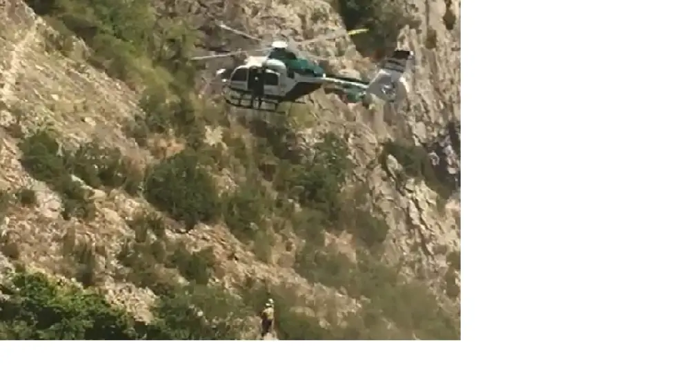 El helicóptero en el rescate del senderista en Alquézar este martes.