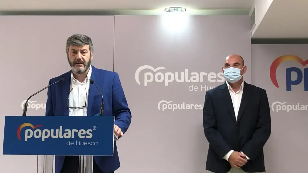 Gerardo Oliván, presidente del PP provincial, junto al diputado autonómico Juan Carlos Gracia, en la rueda de prensa de este miércoles.