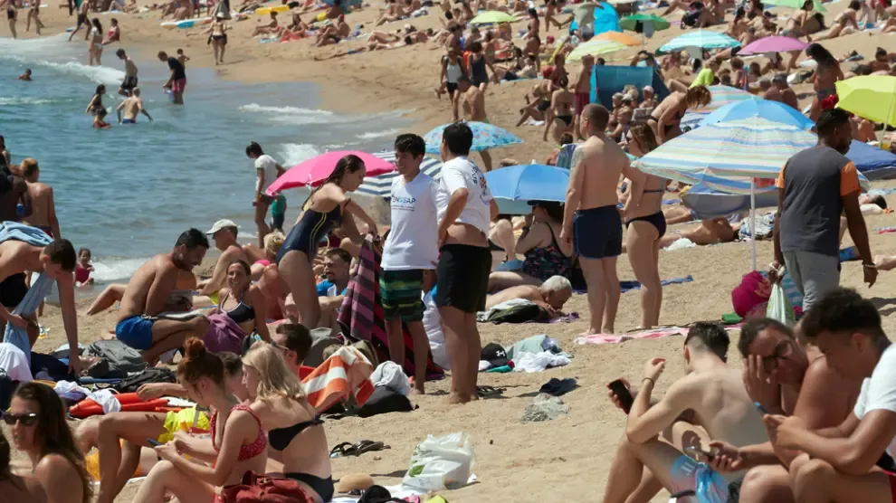 Gran afluencia de publico en la playa de Barceloneta de Barcelona.