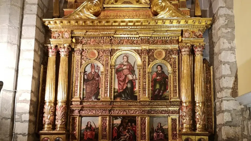 La restauradora Susana Navarro ha llevado a cabo la restauración del retablo de Santa Orosia, en Yebra de Basa.